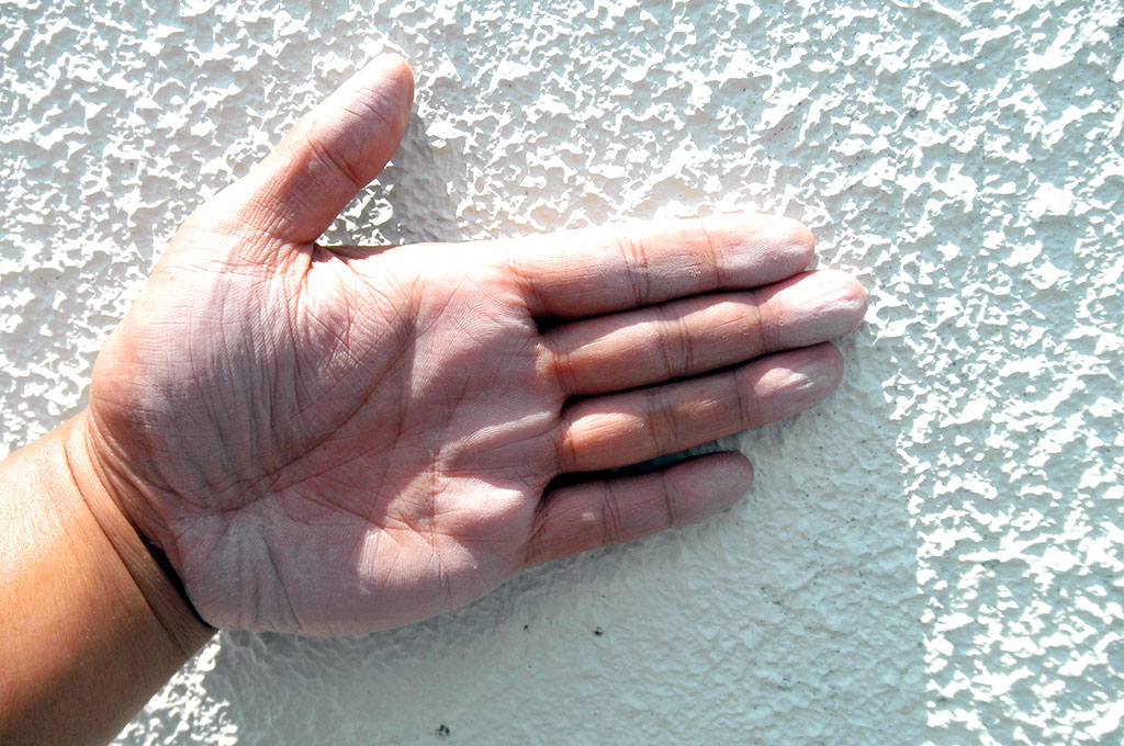 チョーキング現象とは手で触ると手にべったりと塗料の粉が付く状態