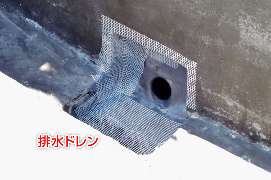 既存のドレンに改修用の鉛ドレンを入れた写真です。
