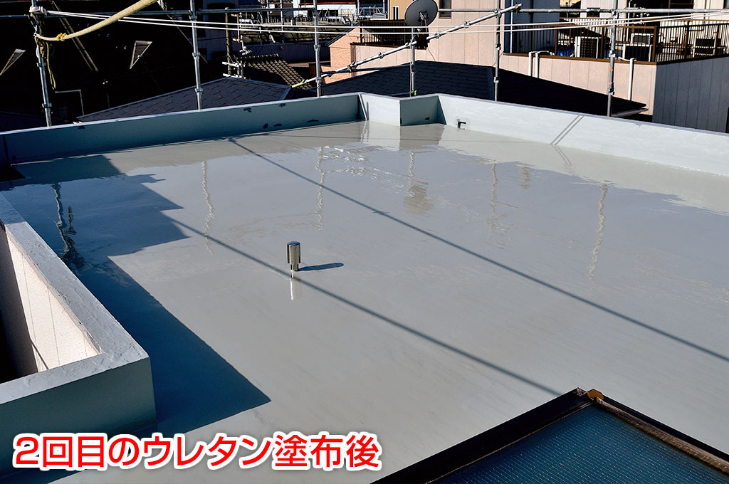 平場ウレタン塗膜防水2回目塗布後の写真です。