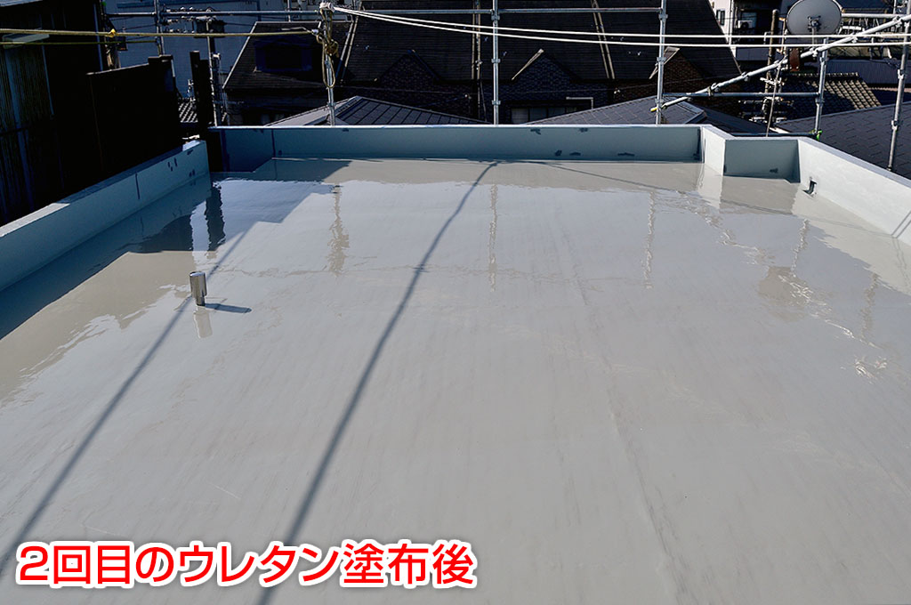 平場ウレタン塗膜防水2回目塗布後の写真です。