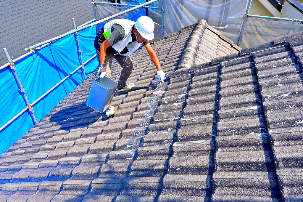 モニエル瓦屋根のシーラー塗装1回目